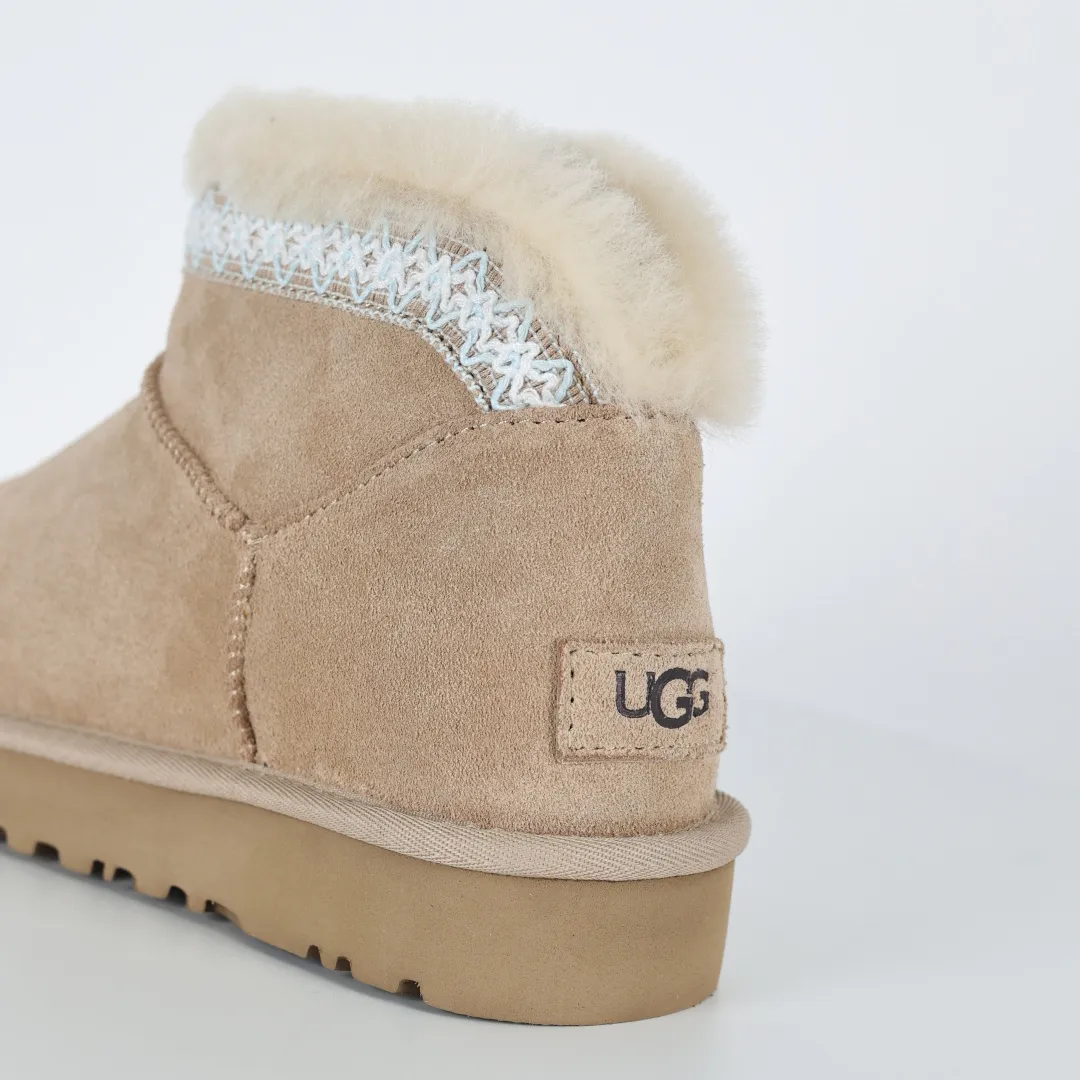 Copywriting price 💰600 The core recommendation is good price. The platform’s foreign trade is exclusively for UGG Classic women’s snow boots 1174496. Produced by the ten-year-old brand shoemaking factory production line. Pay attention to every detail. Longfeng A-grade genuine sheep fur is integrated. It is built in full compliance with the ZP process. Size: 35 36 37 38 39 40